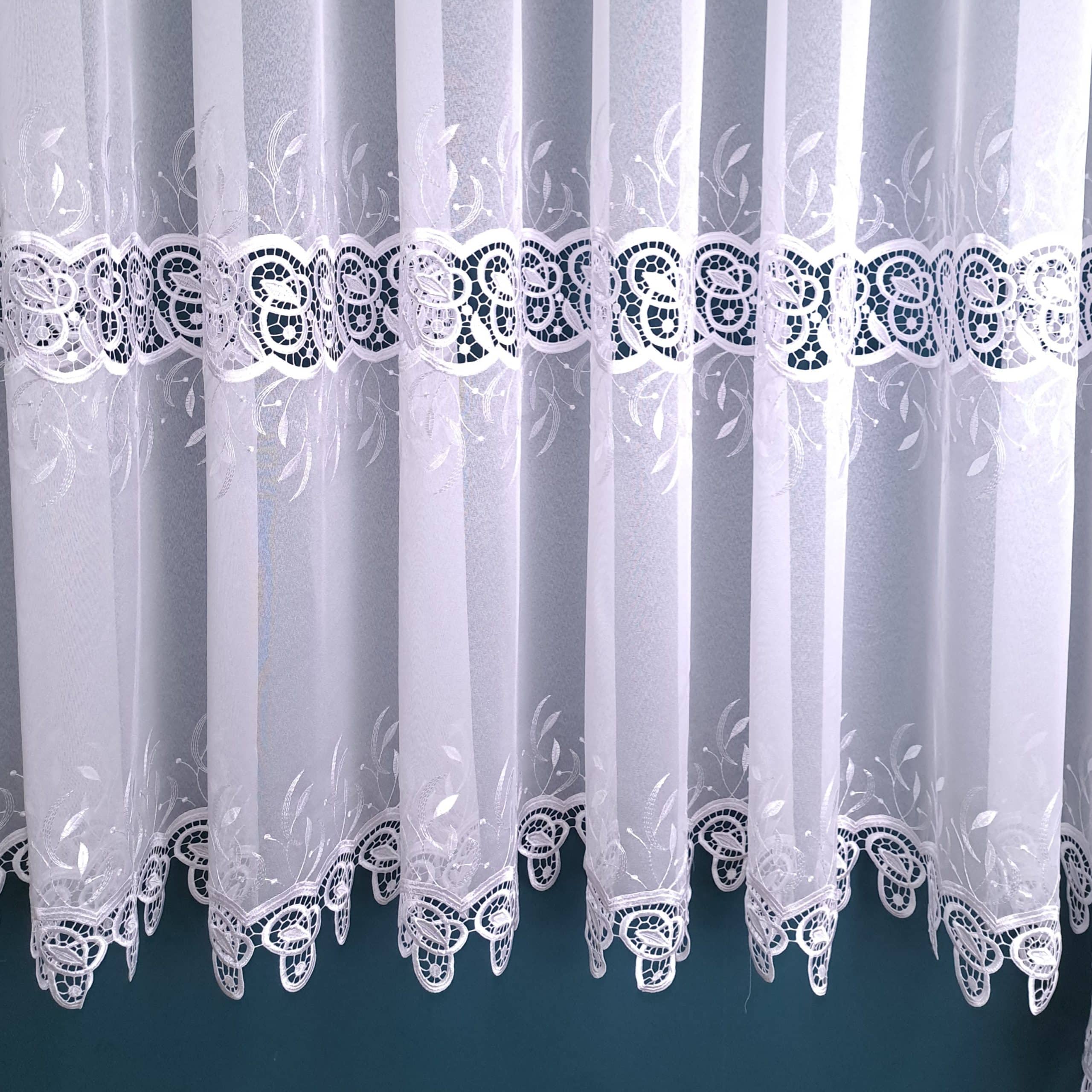 Firana haftowana biała 135 - 180 cm Nowość w naszej kolekcji. Długość 180cm  +/- 3% tolerancji. Firana z dwoma szlakami efektownego haftu. Wykonana na podkładzie klasycznej markizety. Szerokość dolnej aplikacji około 20cm; górnej około 35cm; odległość między szlakami około 25cm. Średni stopień przejrzystości. Miękka i przyjemna w dotyku. Tkanina cięta z belki, wymaga obszycia. Łatwa w utrzymaniu i konserwacji. Prać w temperaturze do 30 stopni. 100% poliester. Producent: Turcja Celem dopełnienia kompozycji zachęcamy do zakupu zasłon z naszej kolekcji. Zachęcamy do śledzenia naszego profilu na FB.