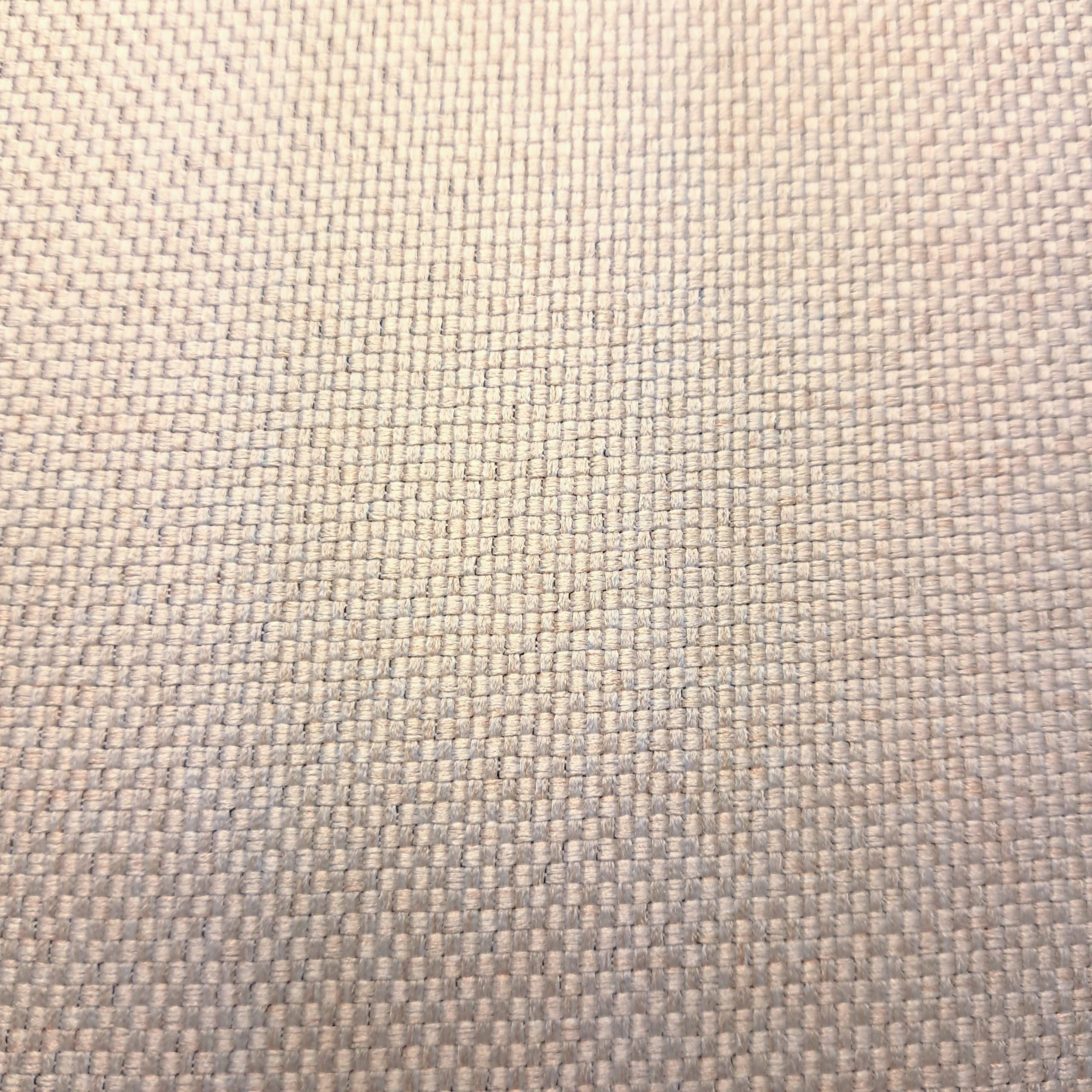 Beżowa tkanina ze wzorem w kratkę, zbliżenie struktury materiału.