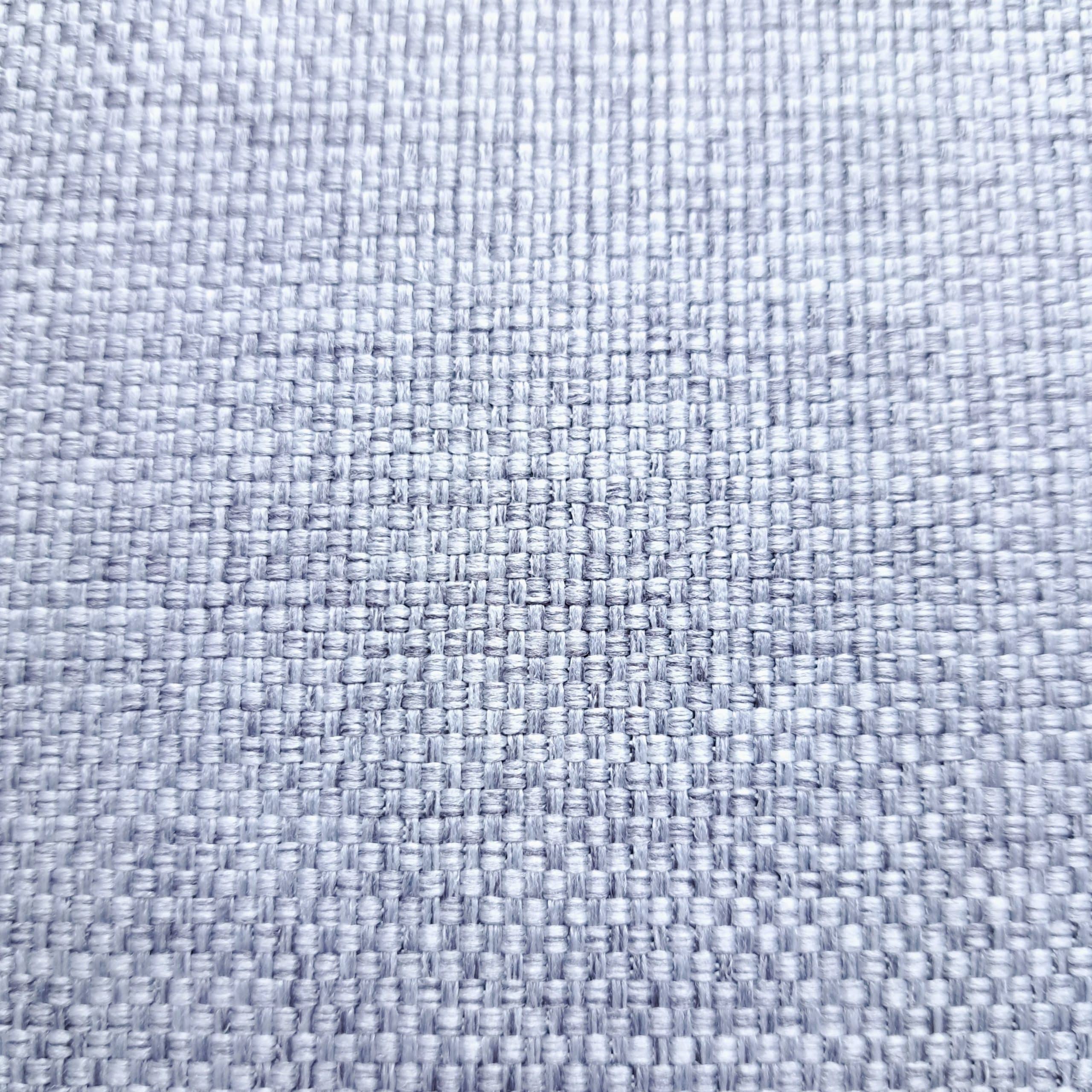 Zbliżenie na teksturę szarej tkaniny o splocie krzyżowym, idealnej do tapicerki i dekoracji.
