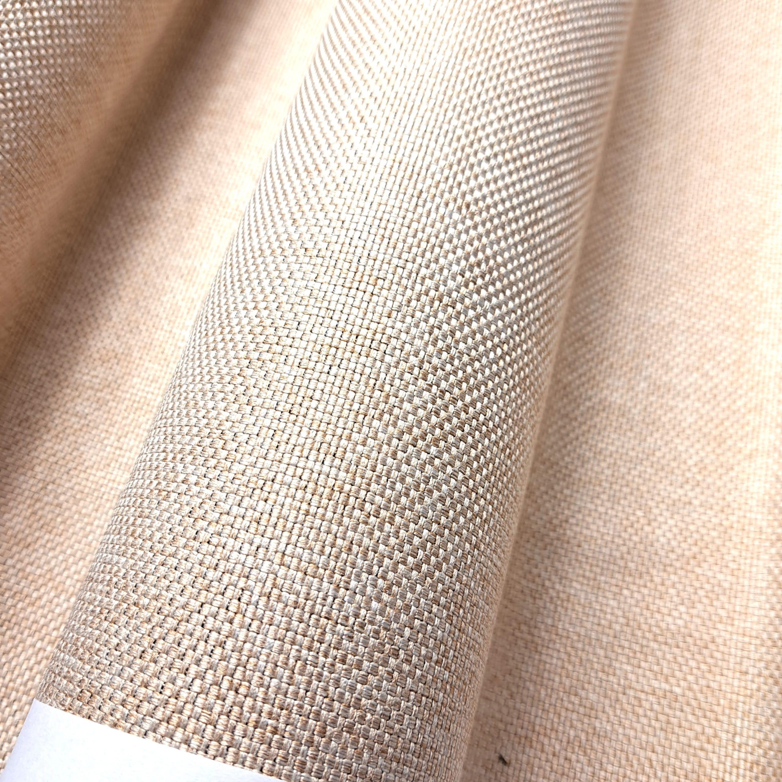 Beżowy materiał o teksturze tkaniny zbliżenie, delikatny wzór splotu, idealny do dekoracji wnętrz.