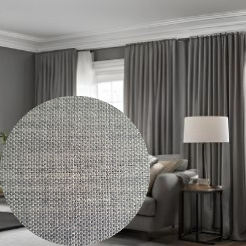 Tkanina zaciemniająca 280cm - materiał uniwersalny na zasłony do salonu, pokoju dziennego, sypialni. Tkanina zaciemniająca Sumi o szerokości 280 cm ma wiele zalet, które czynią ją popularnym wyborem do różnych wnętrz. Dzięki gęstemu tkaniu na czarnej osnowie, tkanina zapewnia zaciemnienie na poziomie 98%, co pozwala na skuteczne blokowanie światła. Co więcej, jej struktura przypomina naturalny len o delikatnym splocie, nadając wnętrzu elegancki i naturalny wygląd. Następnie warto zauważyć, że tkanina ta świetnie sprawdza się w sypialniach, salonach, kuchniach czy holach, zapewniając nie tylko funkcjonalność, ale i estetykę. Sumi to tkanina klasy PREMIUM, idealna do każdego wnętrza. Tkanina Sumi dostępne są w różnych kolorach, co pozwala je dopasować do każdego wnętrza, jednocześnie spełniając funkcję praktyczną. Zasłony zaciemniające - maksymalne zaciemnienie całą dobę, gdzie sprawdzi się takie rozwiązanie? Zasłony Sumi polecamy do wielu typów pomieszczeń, w których potrzebne jest ograniczenie światła lub lepsza izolacja. Sumi idealnie sprawdzą się w sypialni, zwłaszcza dla osób, które lubią spać w ciemności lub pracują na zmiany i potrzebują odpoczynku w ciągu dnia. Zasłony zaciemniające zapewniają odpowiednie warunki do snu niezależnie od pory dnia. W salonach, gdzie światło z zewnątrz może być zbyt intensywne lub przeszkadzać podczas oglądania telewizji, zasłony zaciemniające są praktycznym wyborem. Dodatkowo dodają elegancji wnętrzu. Kolejnym miejscem gdzie zasłona z tkaniny zaciemniającej Sumi znajdzie zastosowanie są pokoje dziecięce. Dzieci często potrzebują spokojnego snu w ciągu dnia, a zasłony zaciemniające pomagają stworzyć sprzyjające warunki do drzemek. Istotny wydaje się fakt że najpopularniejszym miejscem do zastosowania tkanin zaciemniających są pokoje hotelowe. Zasłony zaciemniające stają się standardem w hotelach, ponieważ zapewniają komfort i prywatność gościom, niezależnie od lokalizacji pokoju. W rezultacie, zasłony zaciemniające są wszechstronne i sprawdzają się w miejscach, gdzie ważna jest kontrola światła i komfort.
