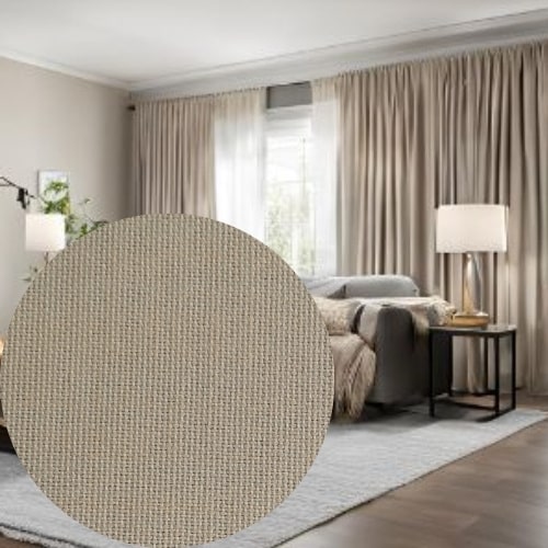 Tkanina zaciemniająca 280cm - materiał uniwersalny na zasłony do salonu, pokoju dziennego, sypialni. Tkanina zaciemniająca Sumi o szerokości 280 cm ma wiele zalet, które czynią ją popularnym wyborem do różnych wnętrz. Dzięki gęstemu tkaniu na czarnej osnowie, tkanina zapewnia zaciemnienie na poziomie 98%, co pozwala na skuteczne blokowanie światła. Co więcej, jej struktura przypomina naturalny len o delikatnym splocie, nadając wnętrzu elegancki i naturalny wygląd. Następnie warto zauważyć, że tkanina ta świetnie sprawdza się w sypialniach, salonach, kuchniach czy holach, zapewniając nie tylko funkcjonalność, ale i estetykę. Sumi to tkanina klasy PREMIUM, idealna do każdego wnętrza. Tkanina Sumi dostępne są w różnych kolorach, co pozwala je dopasować do każdego wnętrza, jednocześnie spełniając funkcję praktyczną. Zasłony zaciemniające - maksymalne zaciemnienie całą dobę, gdzie sprawdzi się takie rozwiązanie? Zasłony Sumi polecamy do wielu typów pomieszczeń, w których potrzebne jest ograniczenie światła lub lepsza izolacja. Sumi idealnie sprawdzą się w sypialni, zwłaszcza dla osób, które lubią spać w ciemności lub pracują na zmiany i potrzebują odpoczynku w ciągu dnia. Zasłony zaciemniające zapewniają odpowiednie warunki do snu niezależnie od pory dnia. W salonach, gdzie światło z zewnątrz może być zbyt intensywne lub przeszkadzać podczas oglądania telewizji, zasłony zaciemniające są praktycznym wyborem. Dodatkowo dodają elegancji wnętrzu. Kolejnym miejscem gdzie zasłona z tkaniny zaciemniającej Sumi znajdzie zastosowanie są pokoje dziecięce. Dzieci często potrzebują spokojnego snu w ciągu dnia, a zasłony zaciemniające pomagają stworzyć sprzyjające warunki do drzemek. Istotny wydaje się fakt że najpopularniejszym miejscem do zastosowania tkanin zaciemniających są pokoje hotelowe. Zasłony zaciemniające stają się standardem w hotelach, ponieważ zapewniają komfort i prywatność gościom, niezależnie od lokalizacji pokoju. W rezultacie, zasłony zaciemniające są wszechstronne i sprawdzają się w miejscach, gdzie ważna jest kontrola światła i komfort.