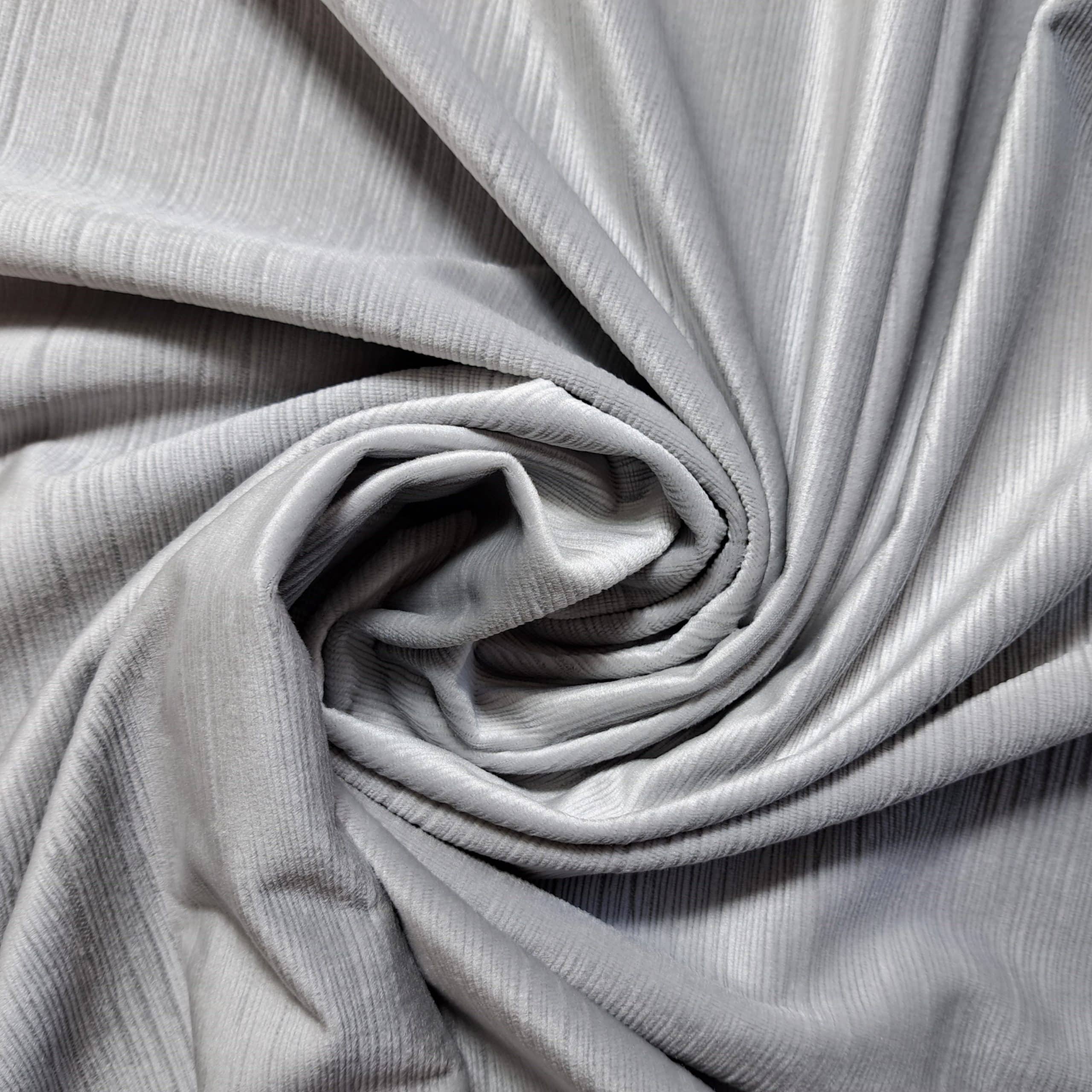 eden 10 - 12 Szary materiał ułożony w spiralę, pokazujący teksturę i delikatne fałdy tkaniny.
