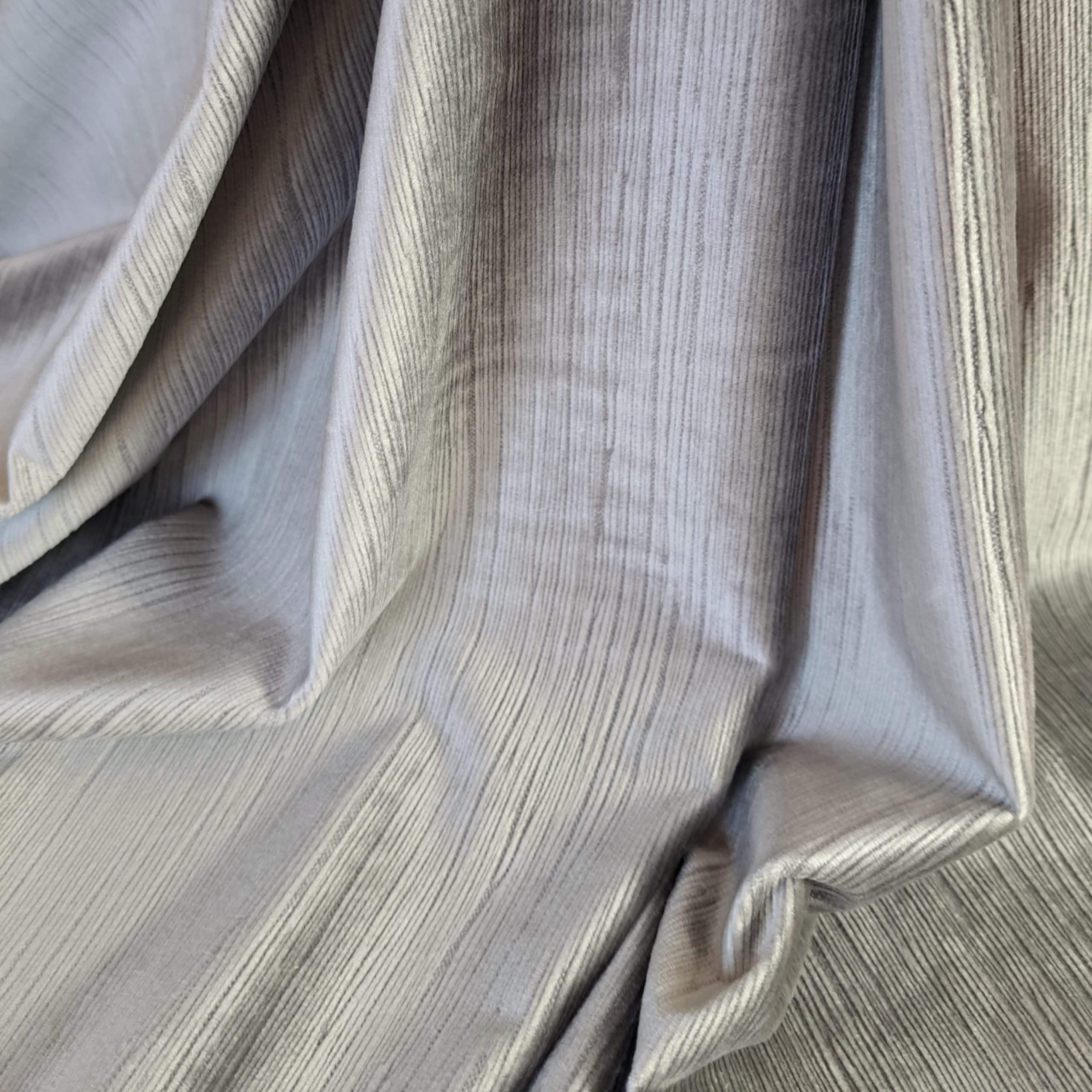 eden 11 - 1 Szara tekstura materiału o prążkowanym wzorze, elegancka tkanina, idealna na zasłony lub tapicerkę.