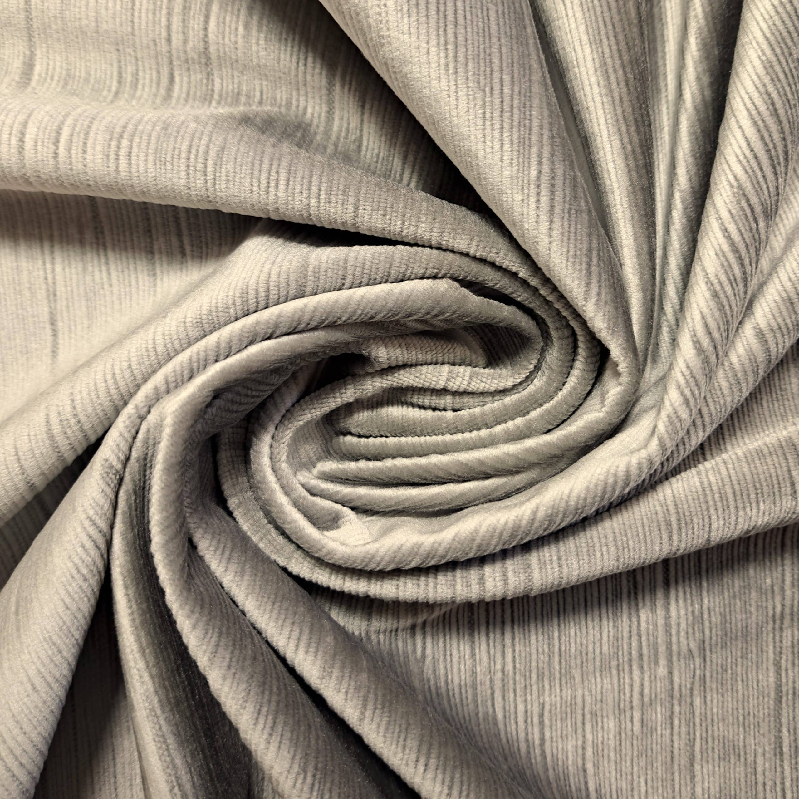 eden 11 - 3 Zbliżenie na szary materiał o strukturze prążków, ułożony w spiralny wzór.