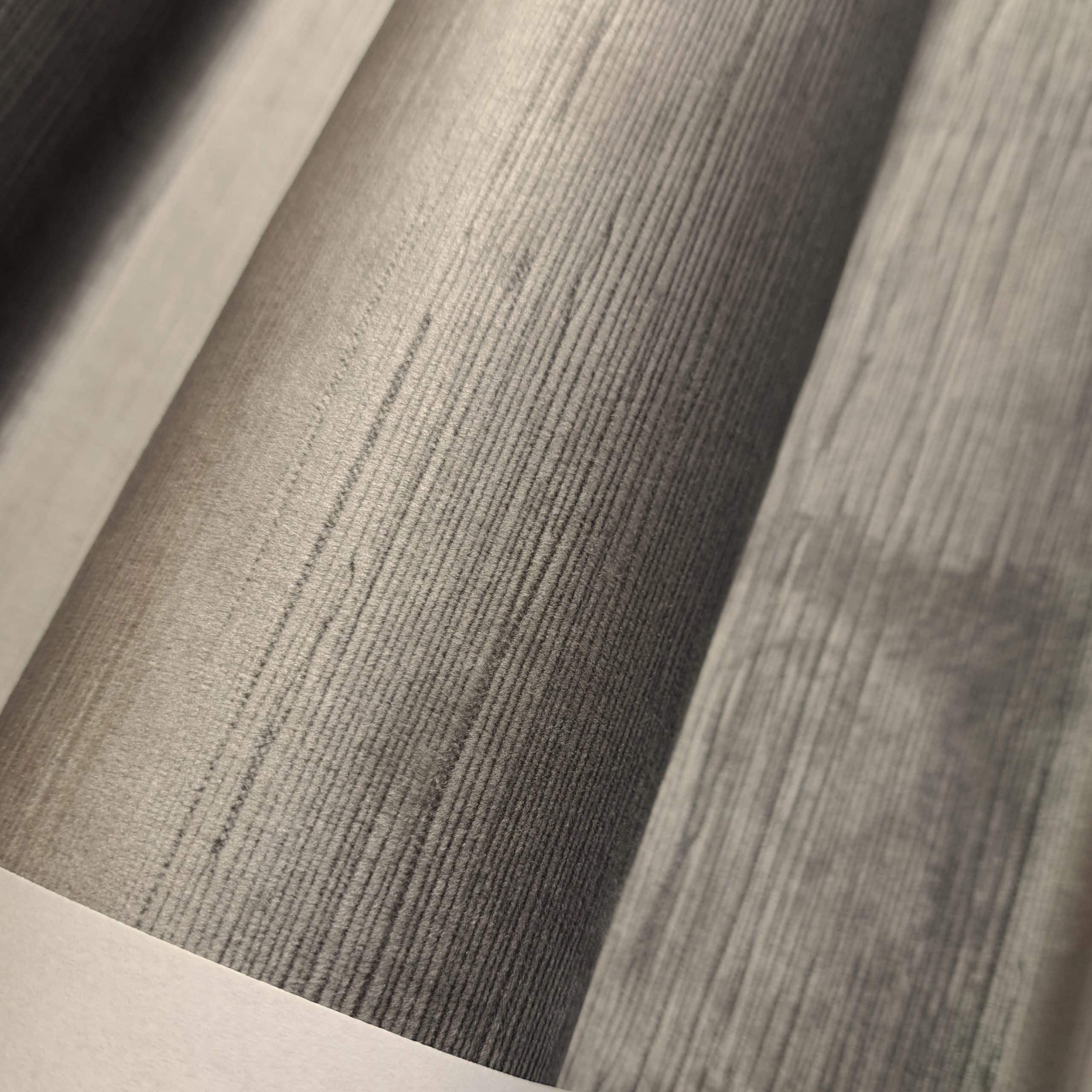 Tekstura drewna w ciepłych odcieniach brązu, z wyraźnym usłojeniem i matowym wykończeniem.