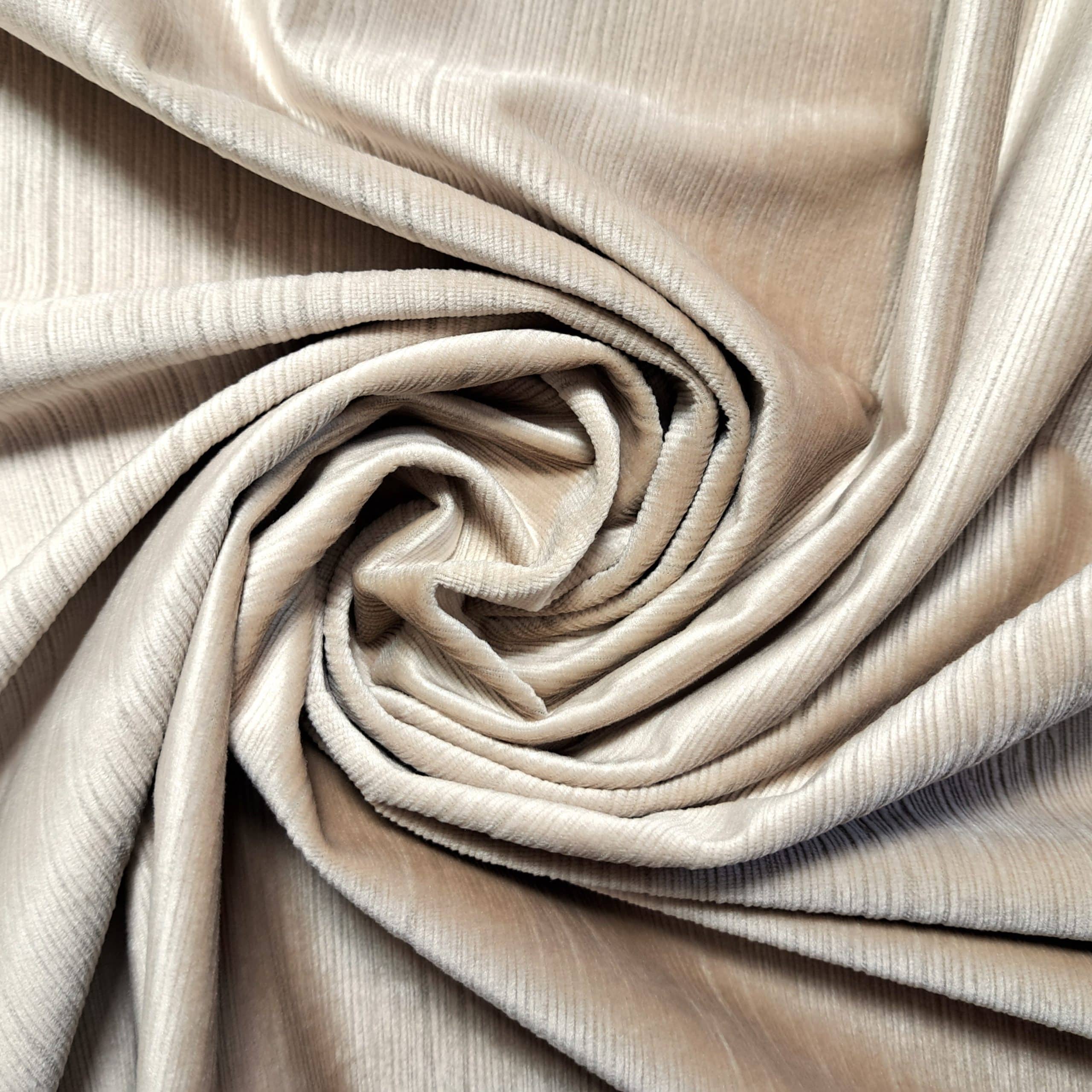 eden 4 - 2 Beżowa złożona tkanina welurowa, układająca się w spiralny wzór. Idealna na stylowe dekoracje i odzież.