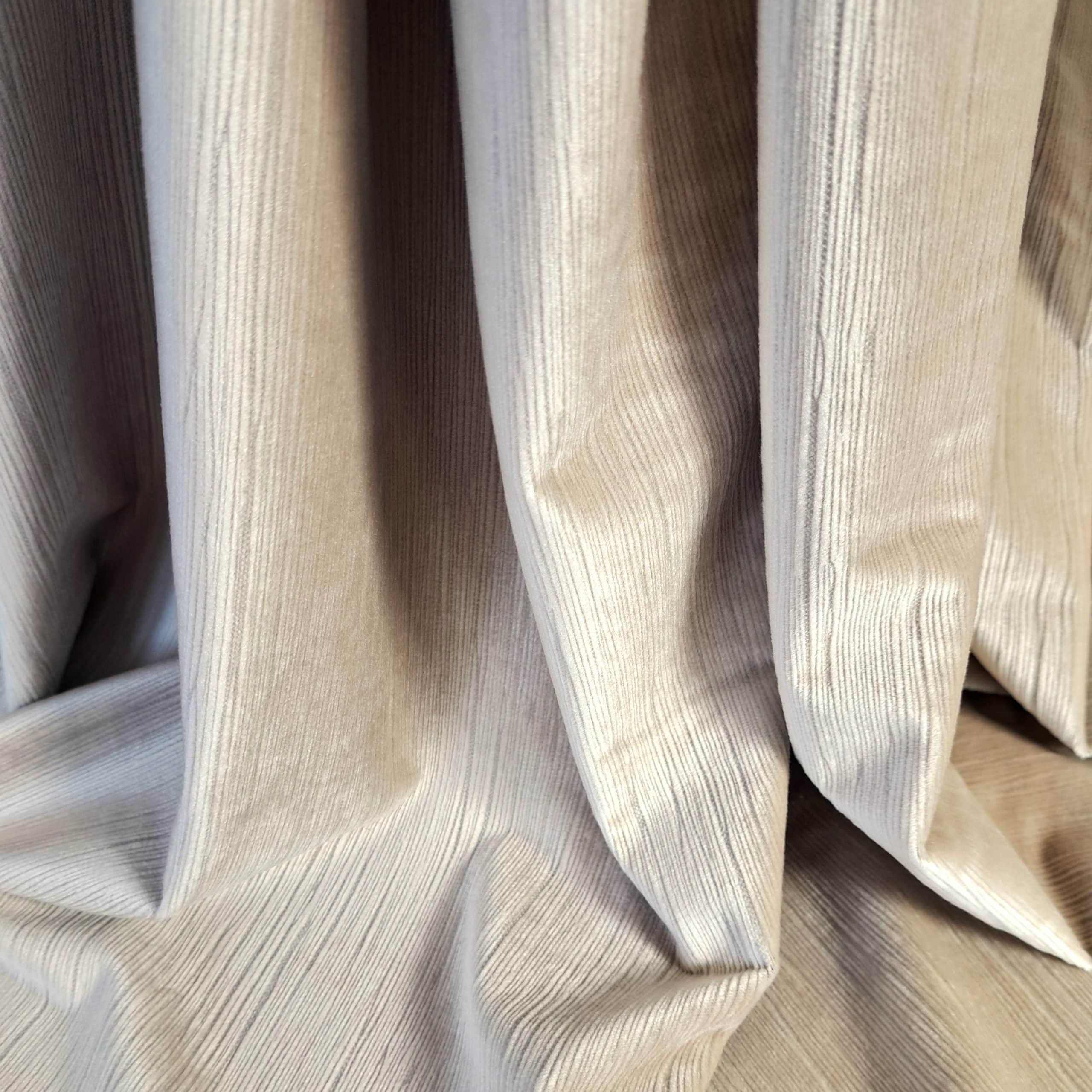 eden 4 - 5 Beżowy aksamitny materiał z delikatnymi fałdami i pionowymi wzorami.