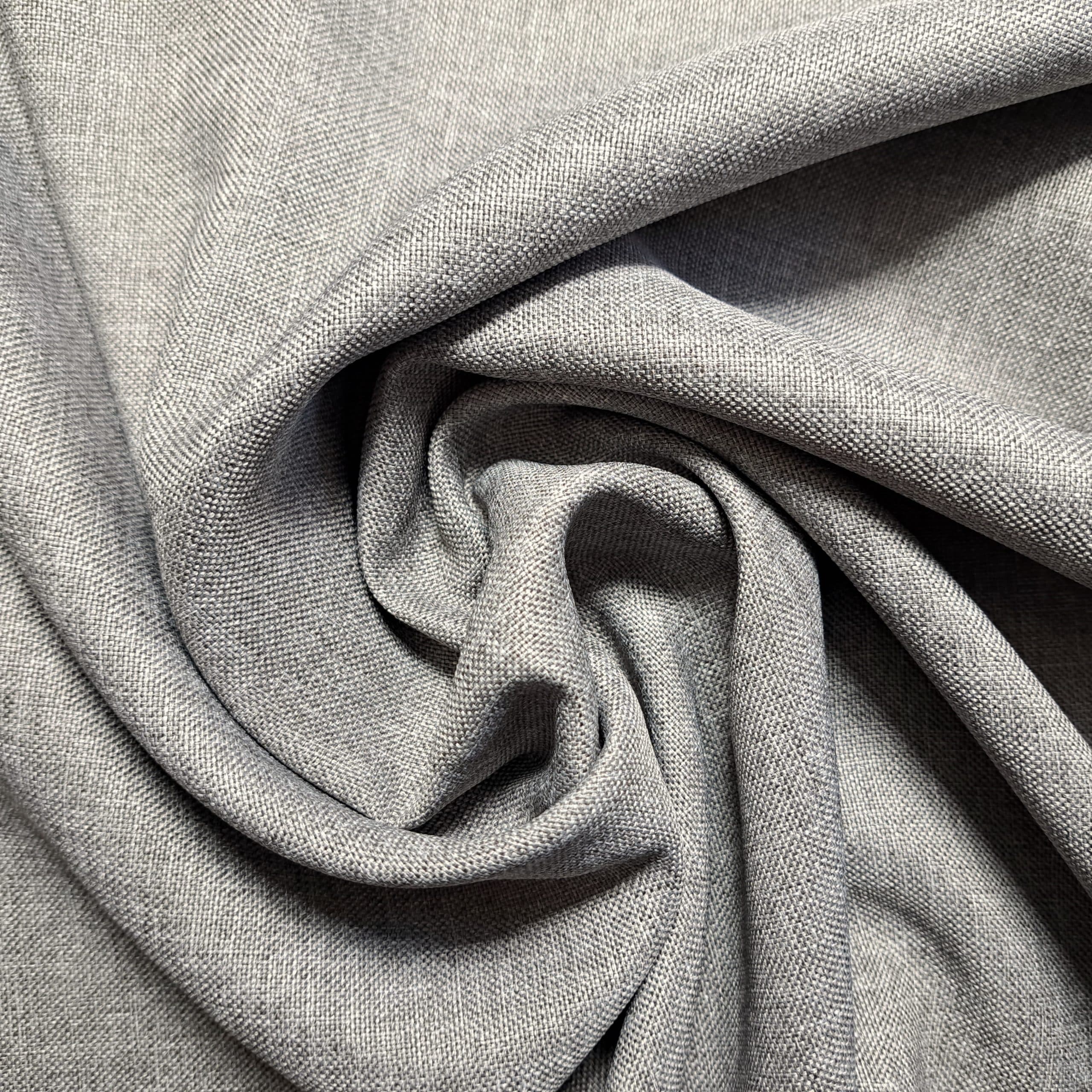 Szary materiał o teksturze lnianej, złożony w artystyczne fale i załamania.