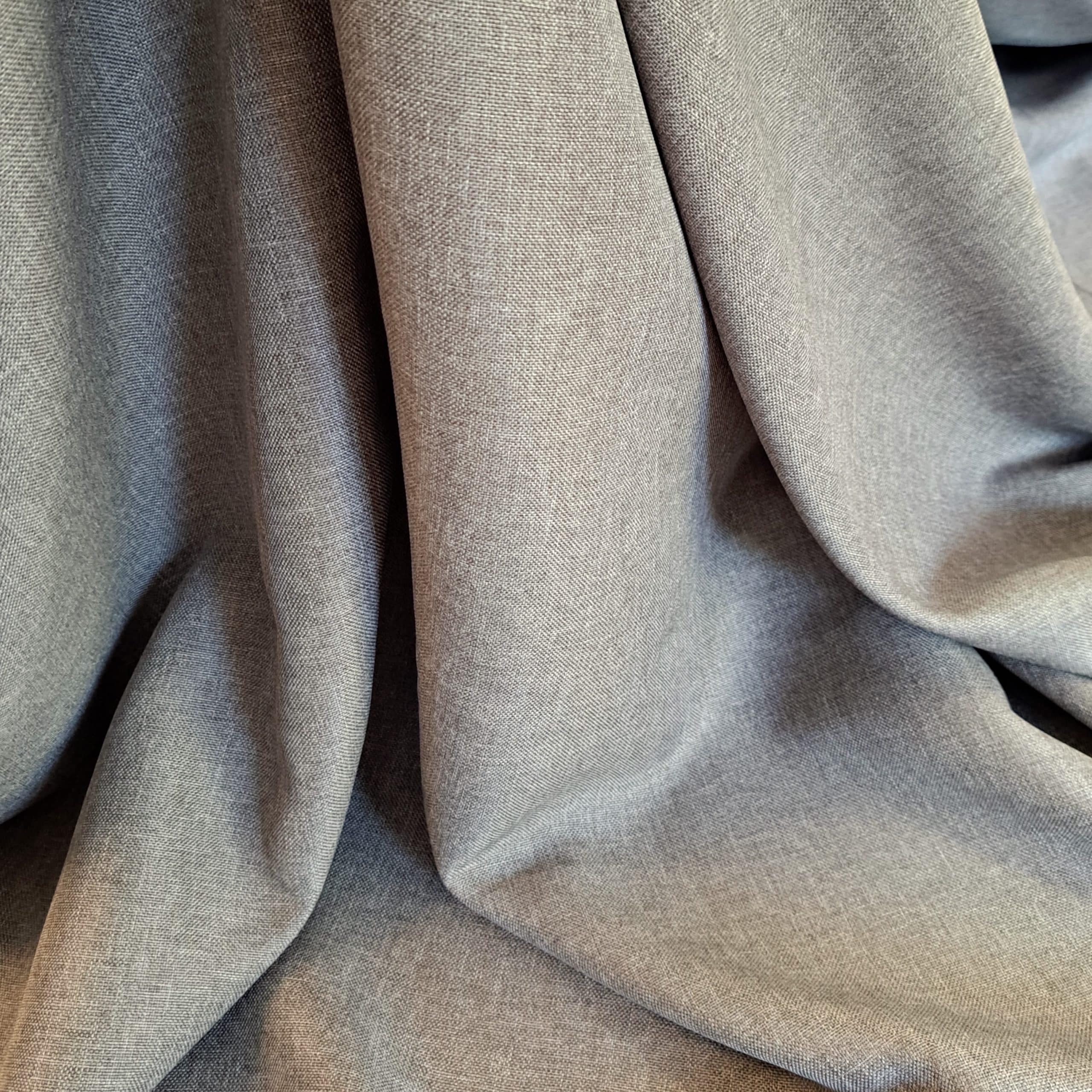 oxf silver 7 Szara tkanina o gładkiej fakturze układa się w miękkie fałdy. Idealna do dekoracji wnętrz i szycia zasłon.