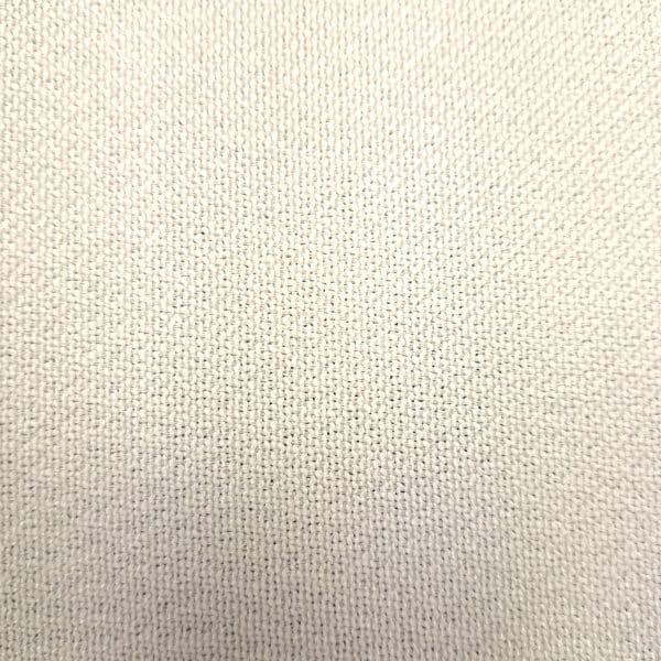 Zbliżenie na teksturę białej tkaniny bawełnianej, pokazujące szczegóły splotu i jednolity kolor materiału.