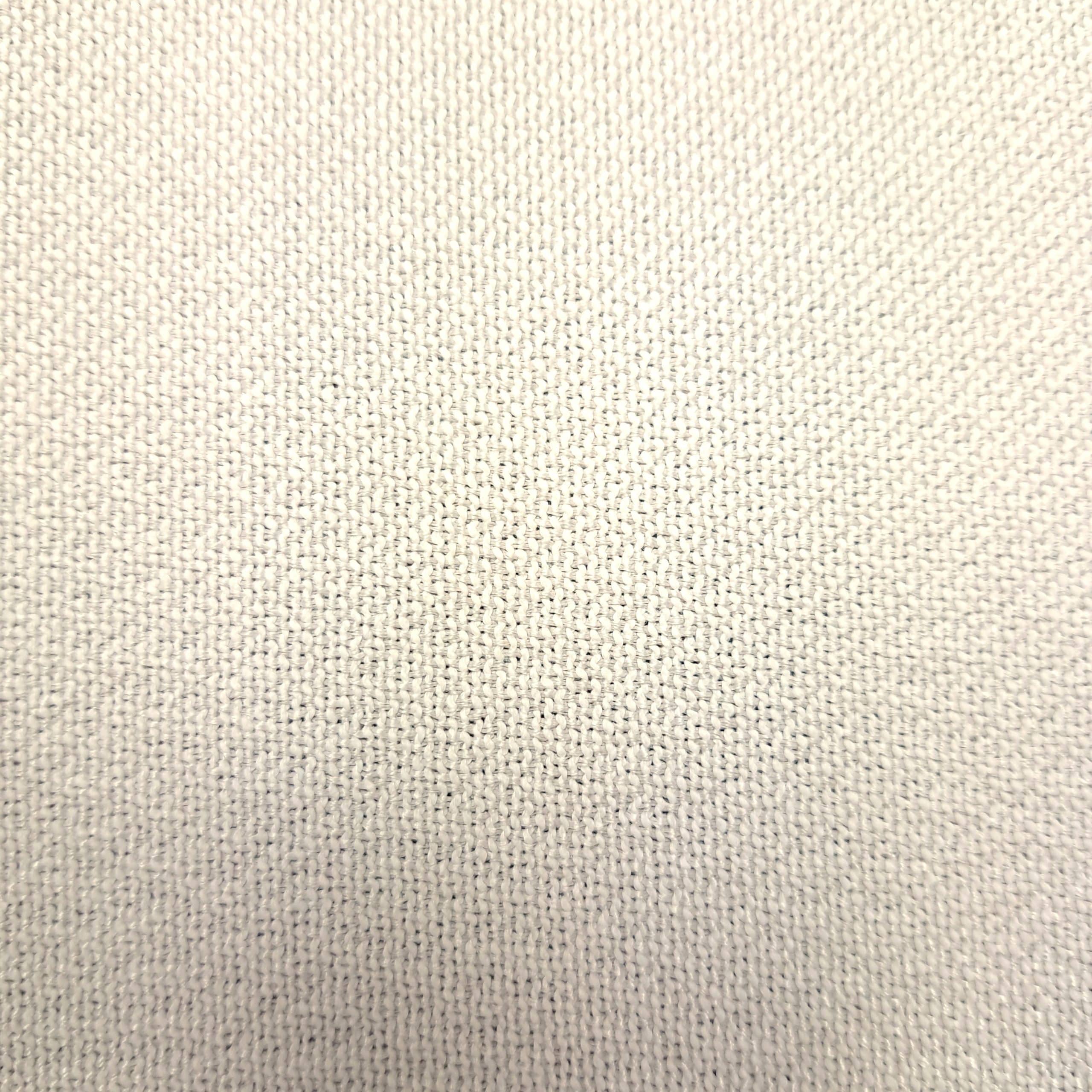 Zbliżenie na teksturę białej tkaniny bawełnianej, pokazujące szczegóły splotu i jednolity kolor materiału.