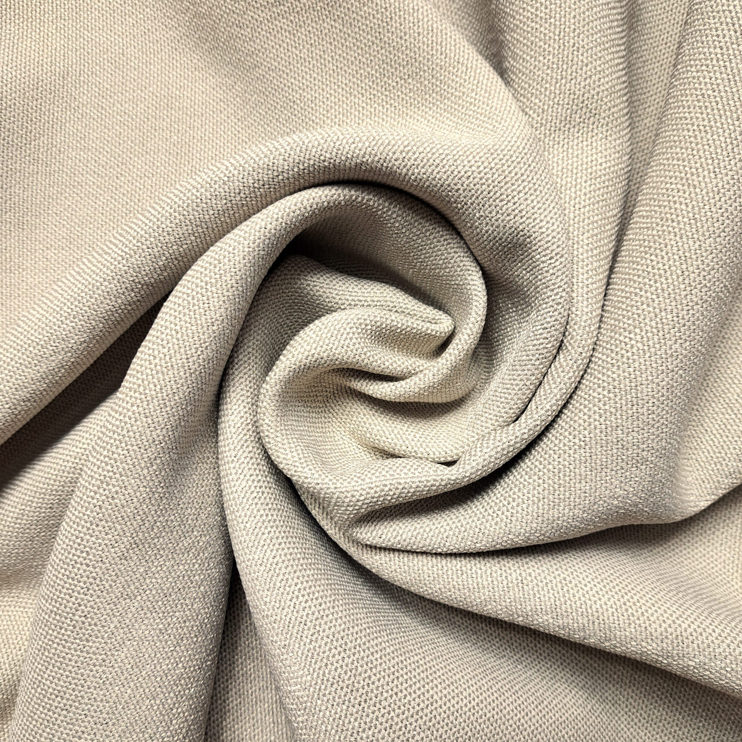 rofe 11 - 3 Biała, marszczona tkanina o gładkiej fakturze, ułożona w spiralę na płaskiej powierzchni.