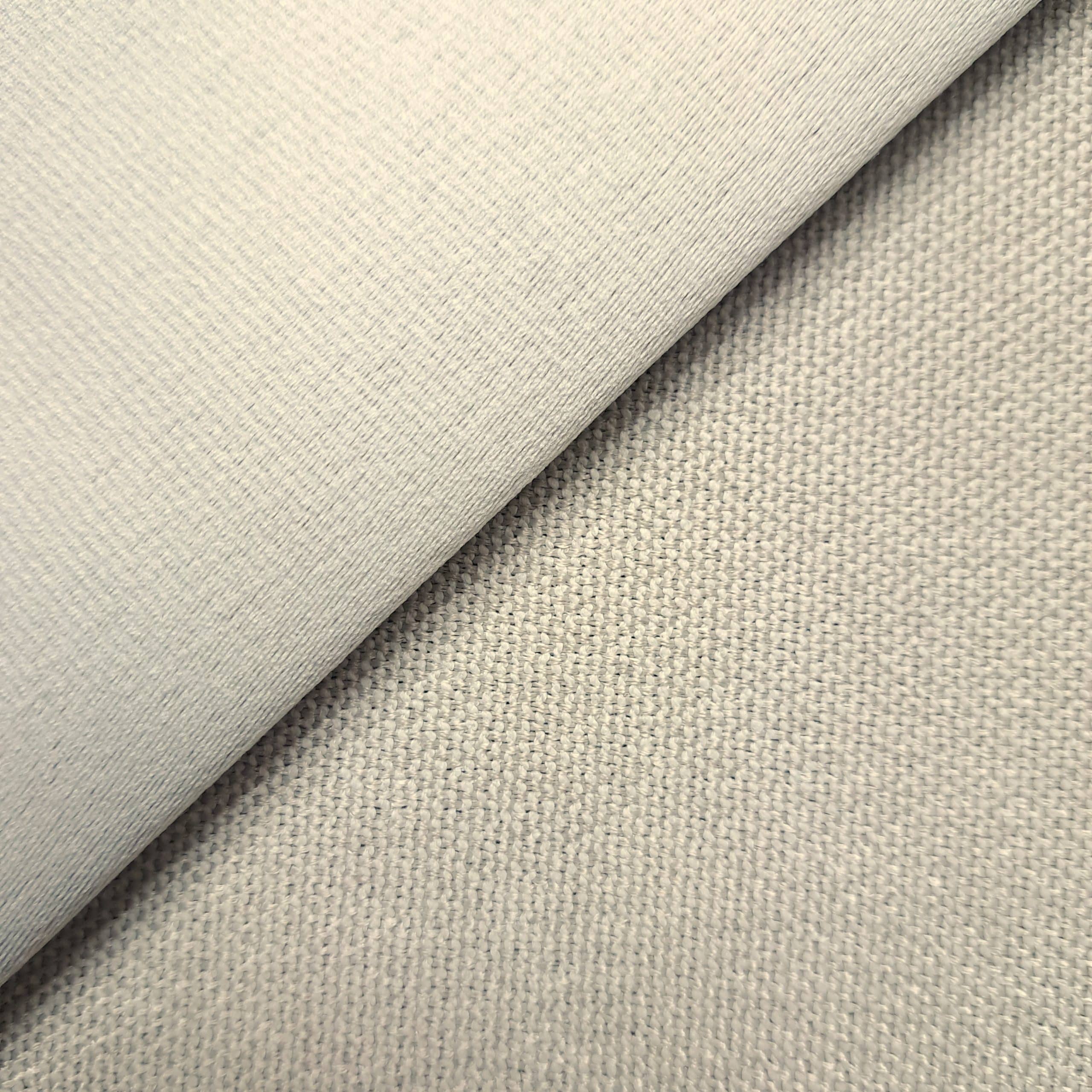 Beżowa tkanina z wyraźnym splotem włókien, ułożona pod kątem. Idealna na zasłony i tapicerkę.