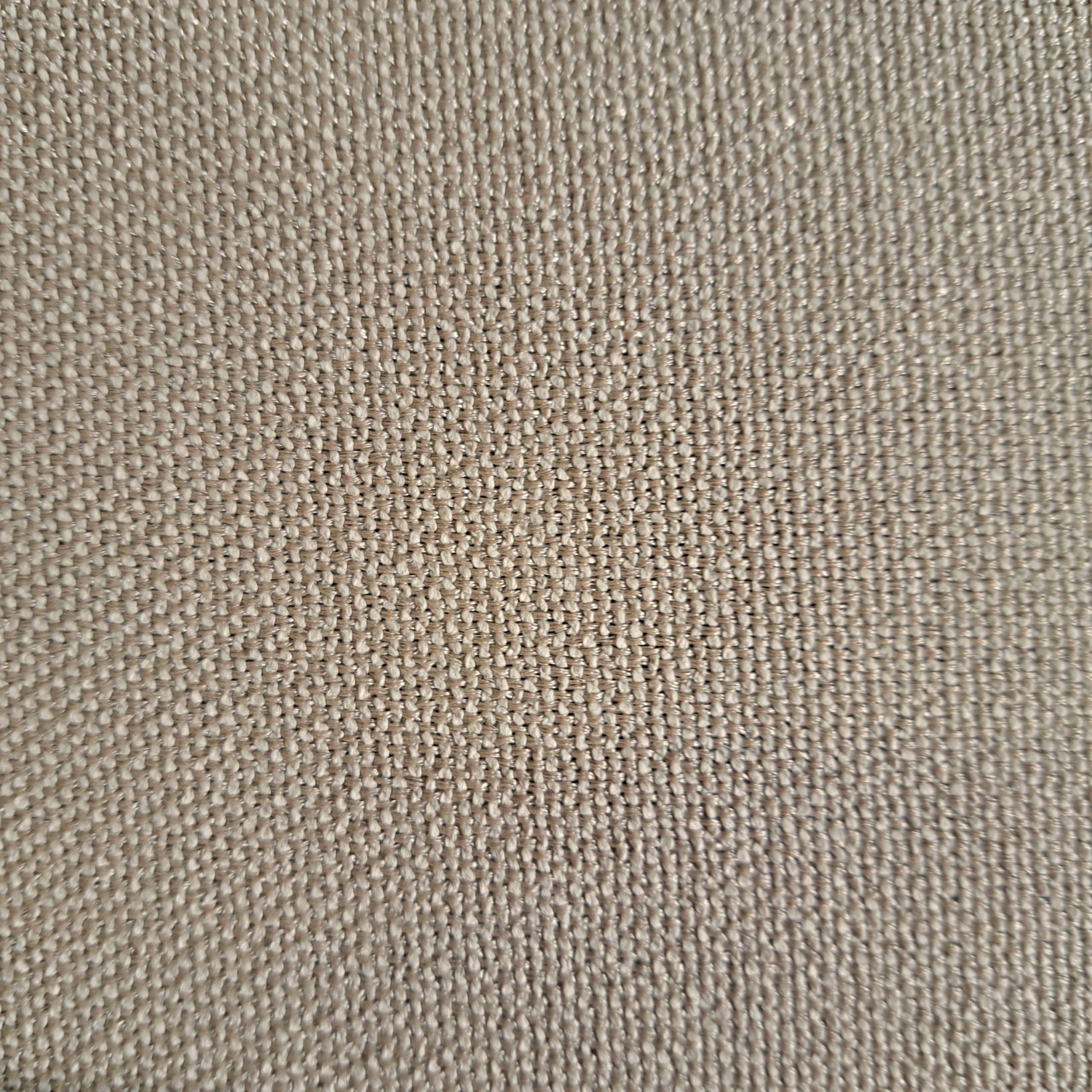 Beżowa faktura materiału z drobnym splotem, zbliżenie tkaniny dekoracyjnej.