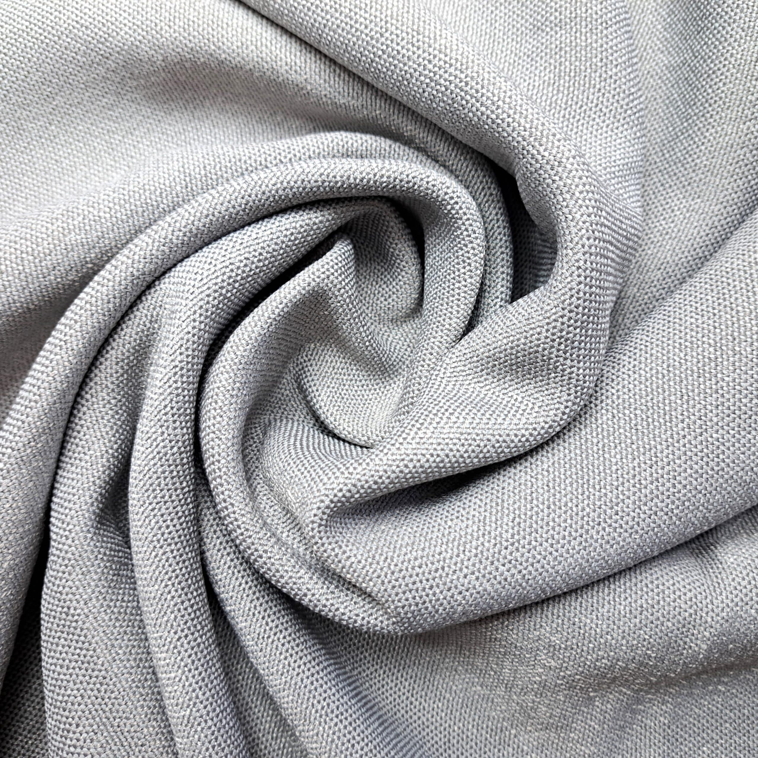 rofe 4 - 4 Szara tkanina len, zbliżenie na wzór i teksturę, miękkie fałdy materiału.