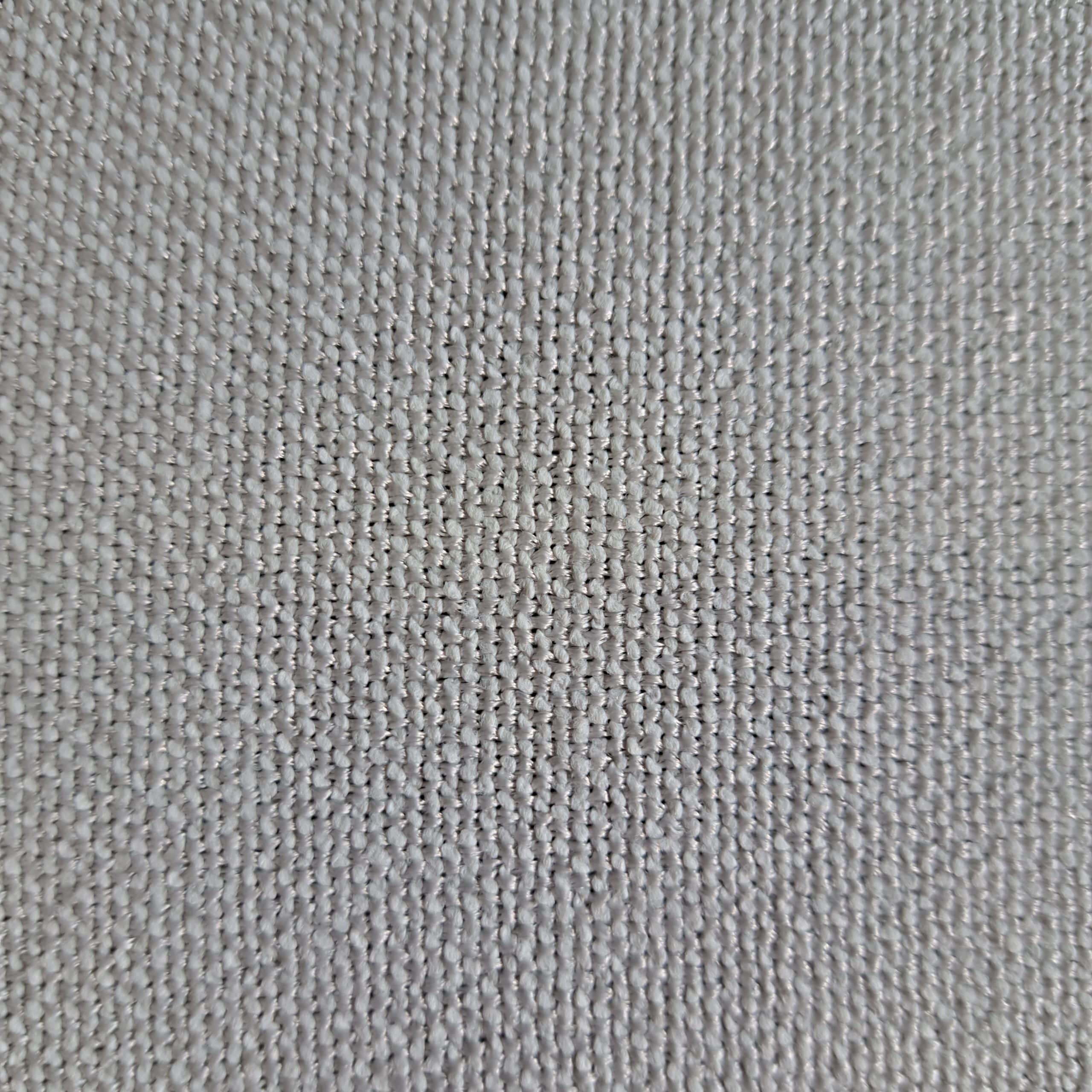 Zbliżenie na teksturę białego materiału o gęstym splocie, idealne do grafiki tła lub projektów kreatywnych.