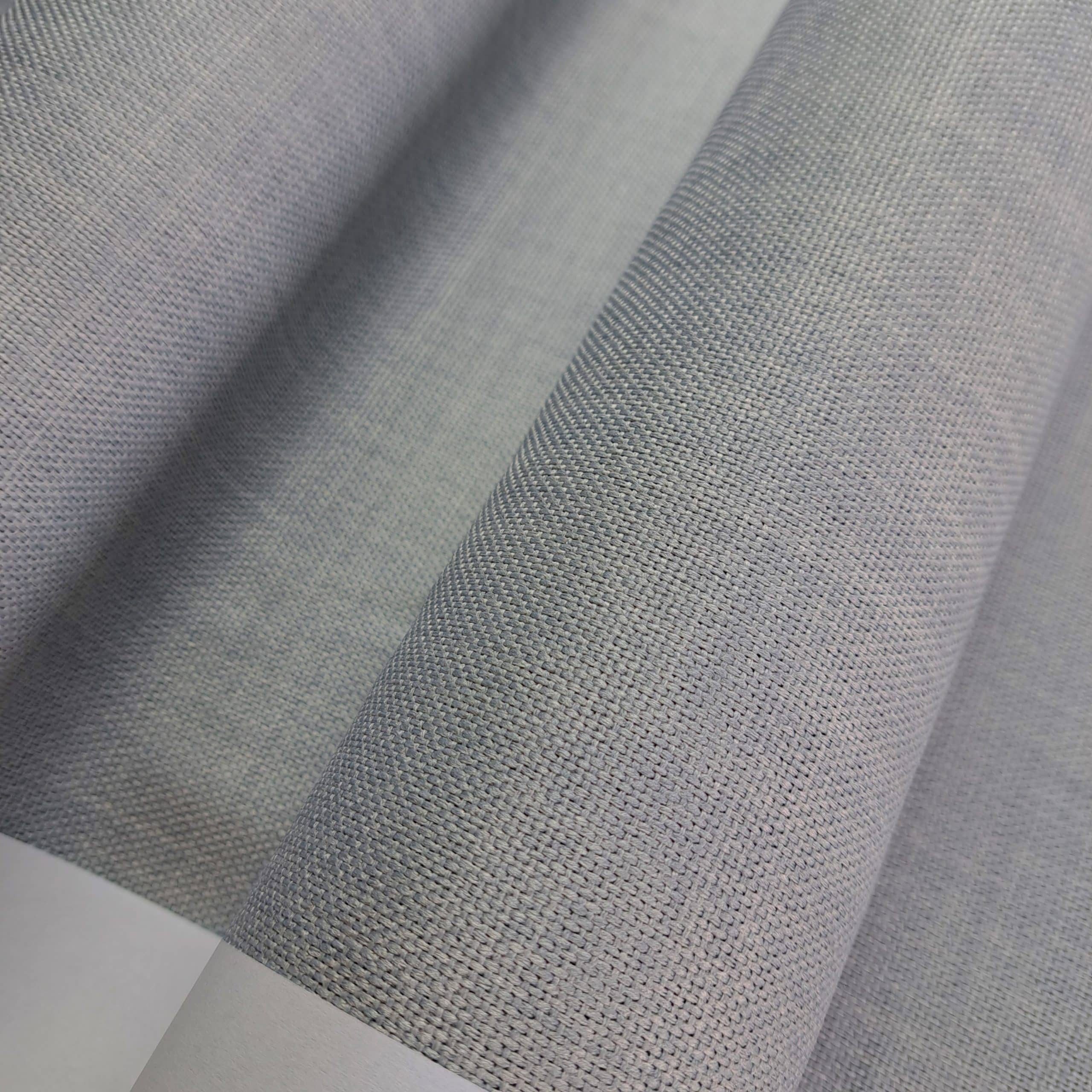 Szara tkanina lniana, widok zbliżony na fakturę materiału, ukazująca wzór i splot włókien.