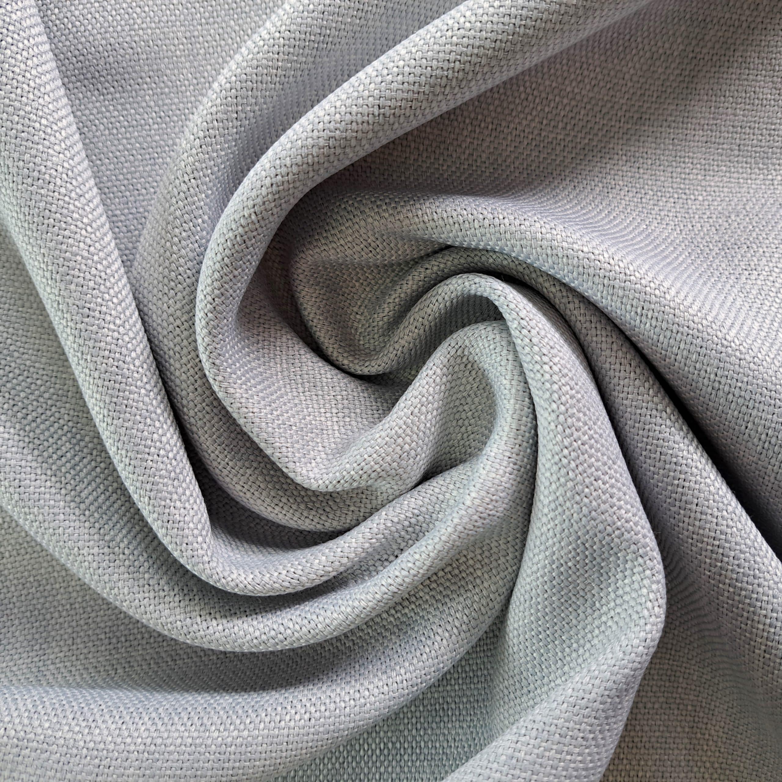 Szara tkanina pleciona, zwinięta w eleganckie fale. Idealna do wnętrz i dekoracji.
