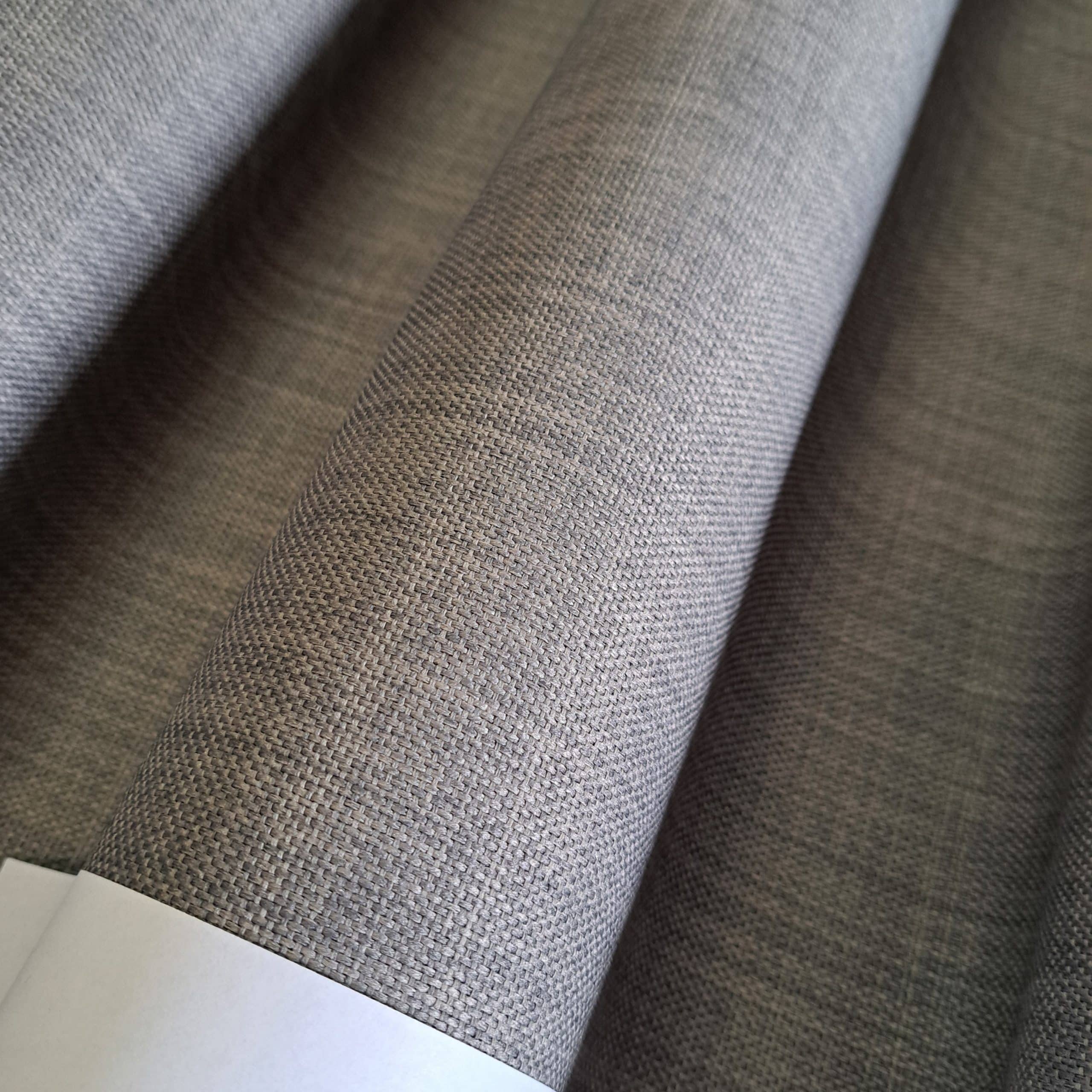 SUMI tkanina zasłonowa 280 cm Tkanina zasłonowa szerokość 280cm +/- 3% tolerancji. Gęsto tkany materiał na czarnej osnowie, co powoduje mniejsze przenikanie światła przez tkaninę. Struktura przypominająca naturalny len o delikatnym splocie. Spodnia warstwa tkaniny gładka, jednobarwna, w jasnej tonacji. Tkanina klasy PREMIUM. Wszechstronne zastosowanie: *wolno-wiszące zasłony, *przesłony, *kotary, *rolety rzymskie, Idealna do każdego wnętrza i pomieszczenia Twojego w domu (sypialnie, salony, kuchnie, hole). Dobrze układająca się i miękka. Tkanina cięta z belki, wymaga obszycia. Łatwa w utrzymaniu i konserwacji. Nie wybarwia się w praniu. Prać w temperaturze nie większej niż 30 stopni. Zaciemnienie 98%. 100% poliester. Gramatura 320 g/m2 Producent: Polska ( wiodący dostawca artykułów tekstylnych). Możliwość zamówienia bezpłatnej próbki. Celem dopełnienia kompozycji zachęcamy do zakupu zasłon z naszej kolekcji. Zachęcamy do śledzenia naszego profilu na FB.