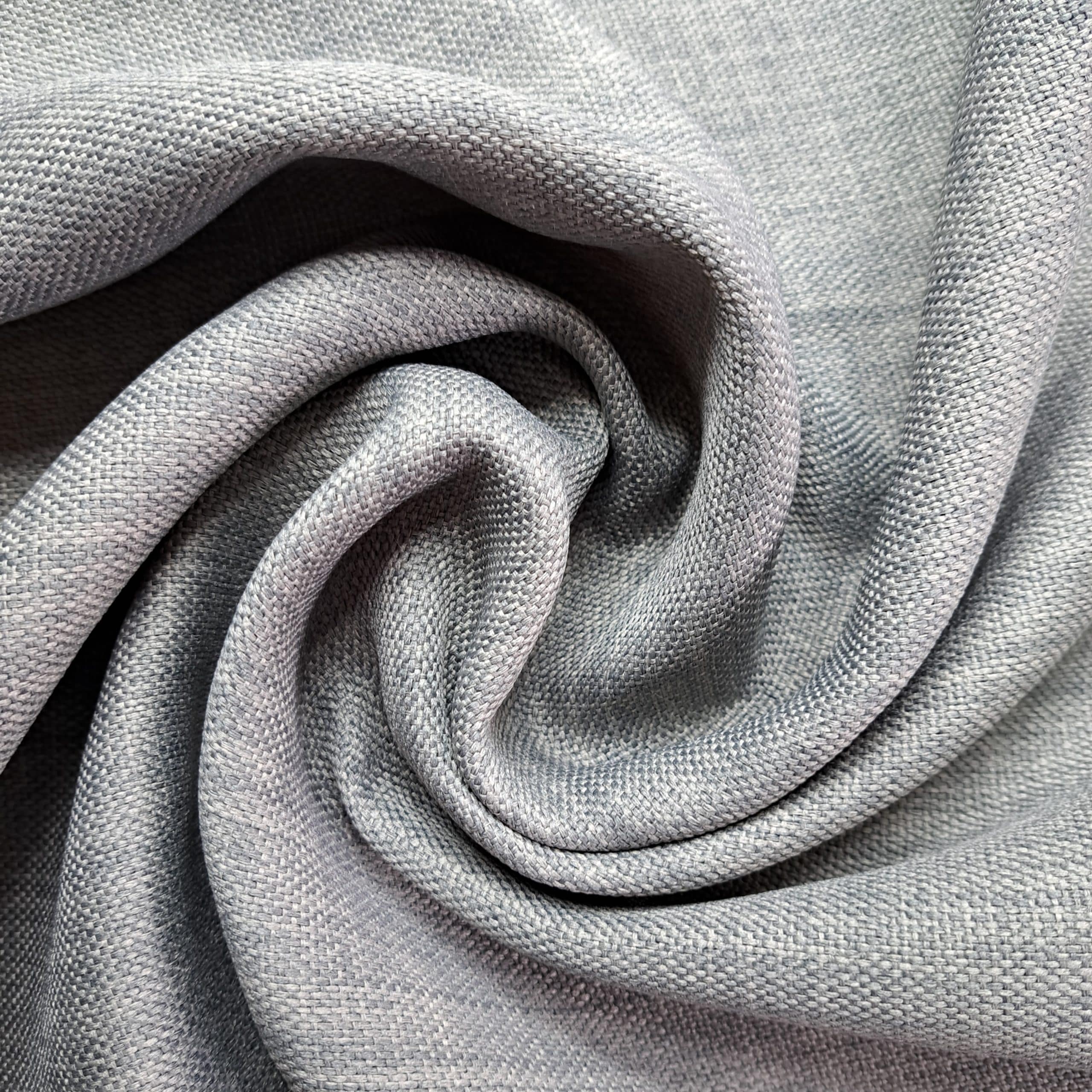 Szary materiał o teksturze bawełnianej, złożony w delikatne fale. Idealny do projektów wnętrzarskich.