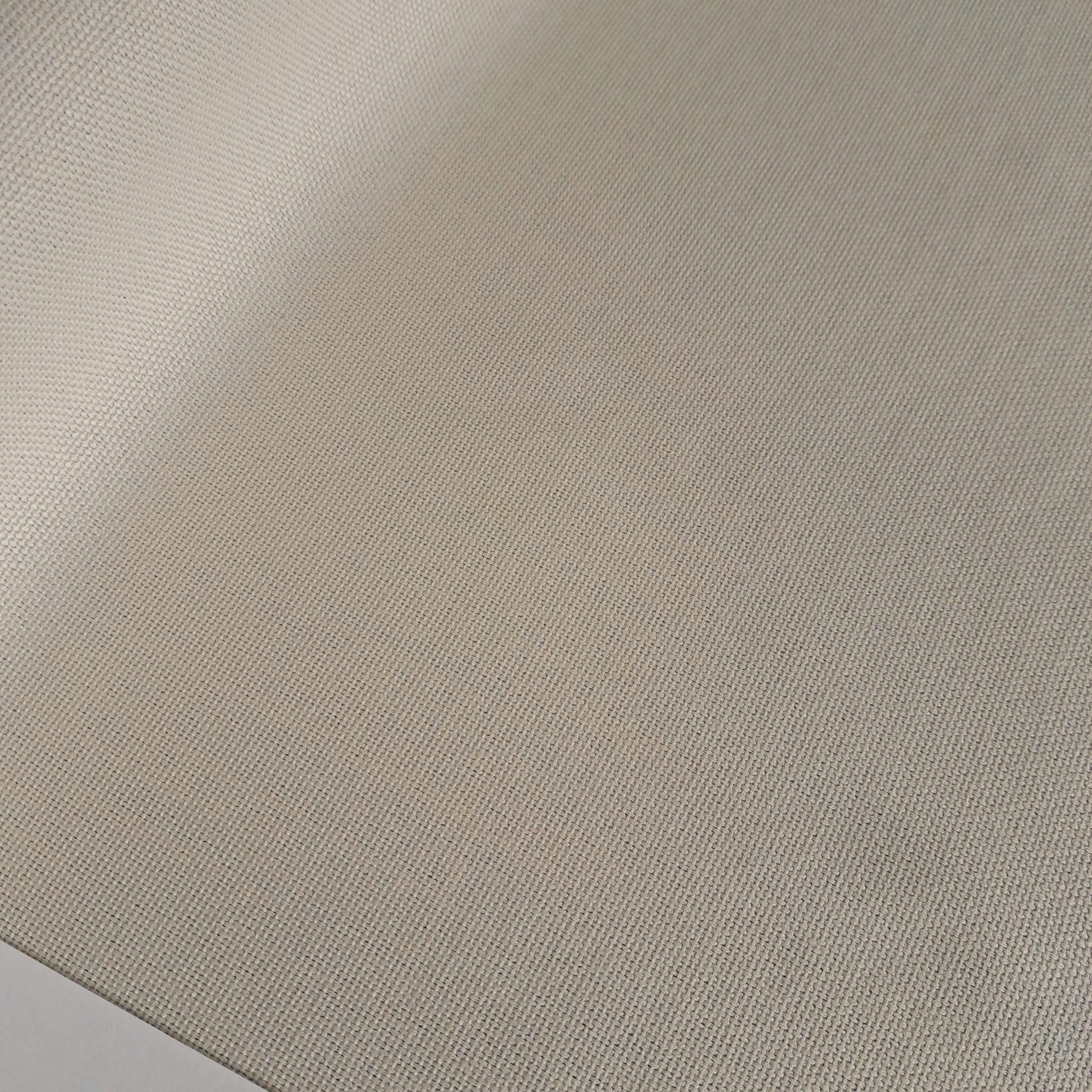 Struktura materiału w odcieniu beżowym, z wyraźnym wzorem siatki, idealna jako tło lub tekstura dekoracyjna.