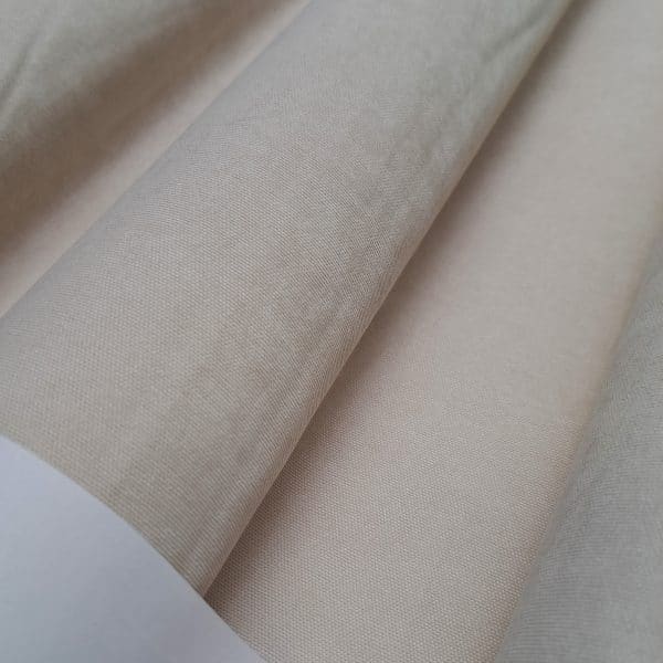 Tkanina zasłonowa Wave 10591, tkanina półzaciemniająca Beżowy materiał w rolkach, zbliżenie na teksturę i tkaninę, idealne do dekoracji i szycia.