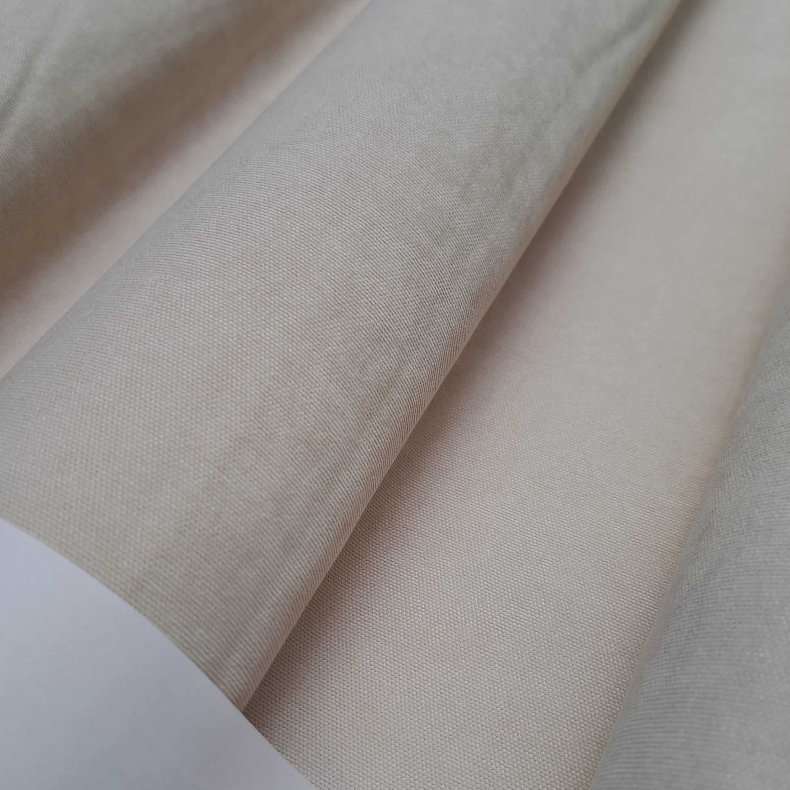 Tkanina zasłonowa Wave 10591, tkanina półzaciemniająca Beżowy materiał w rolkach, zbliżenie na teksturę i tkaninę, idealne do dekoracji i szycia.