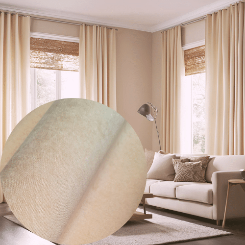 21895 Nowoczesny salon z beżowymi zasłonami i lampą stojącą, zbliżenie na tkaninę zasłon.