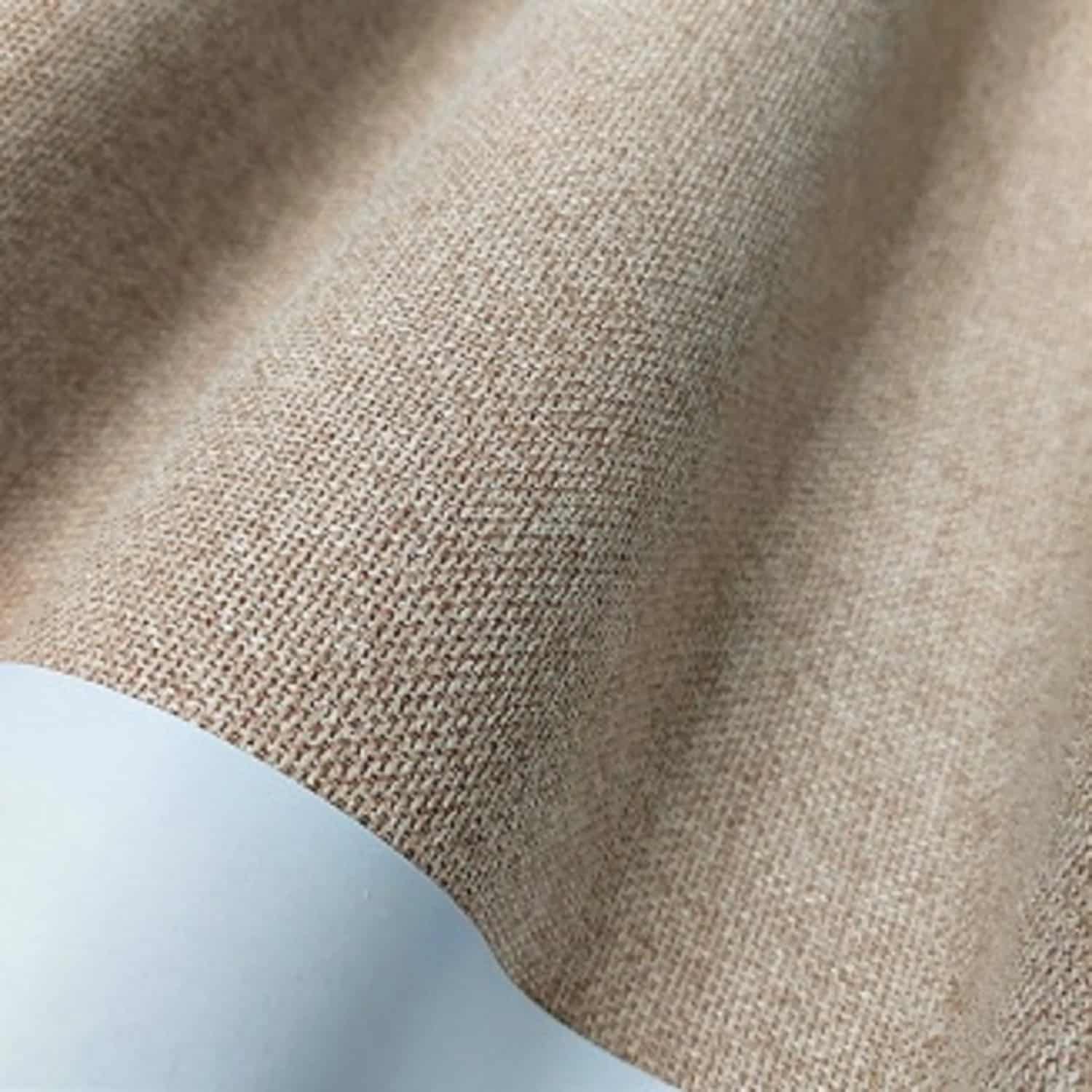 Beżowa tkanina o teksturze płótna z delikatnym splotem, widok z bliska.