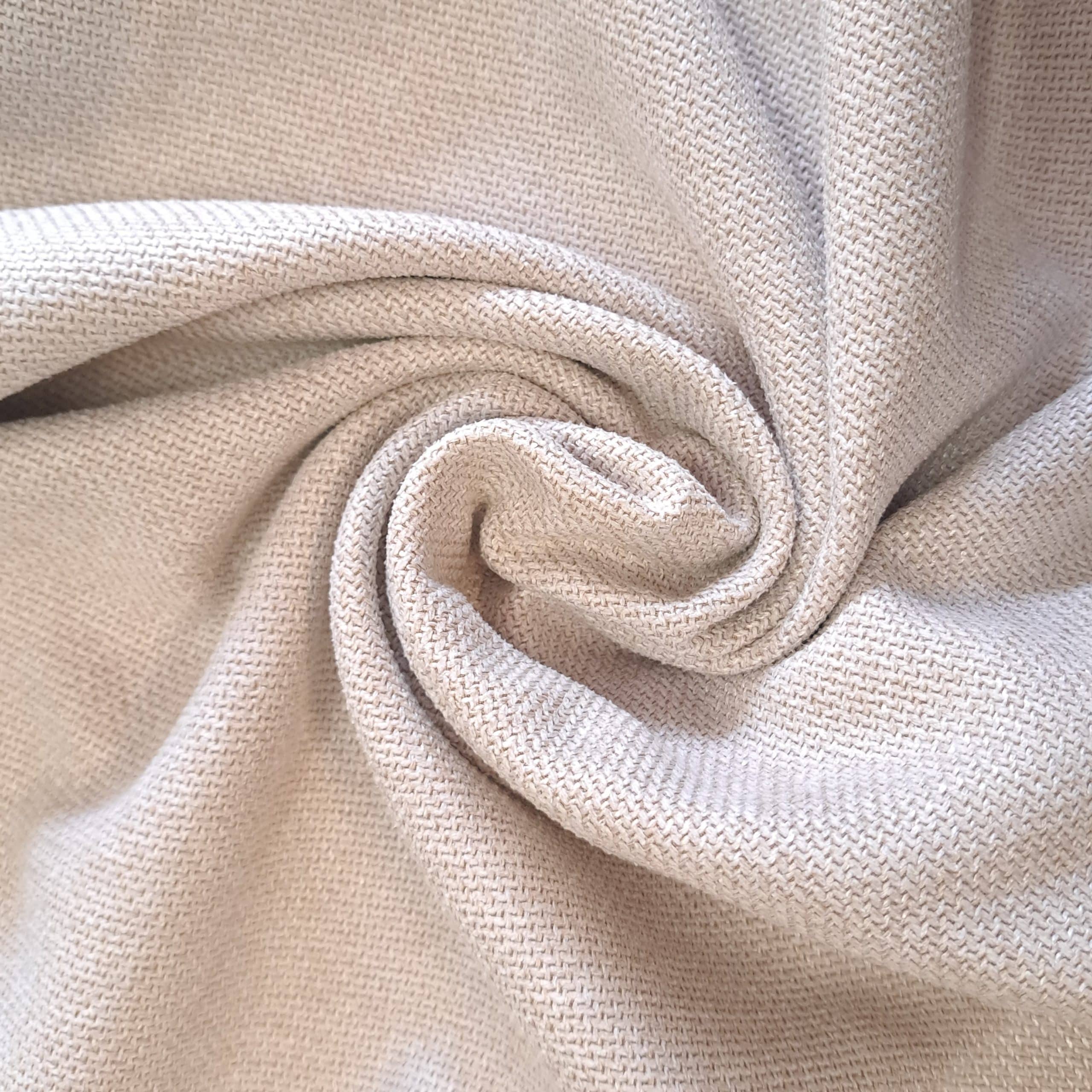 SF 1 - 2 Beżowa tkanina o gęstym splocie, zwinięta w spiralę, ukazująca teksturę materiału.